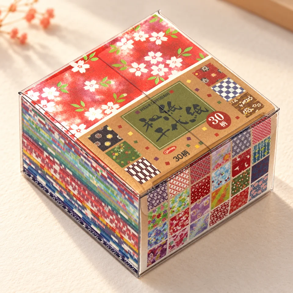 Aitoh — Washi Chiyogami de 7,5 cm de Aitoh, mise en situation dans un atelier de papier écru et corail