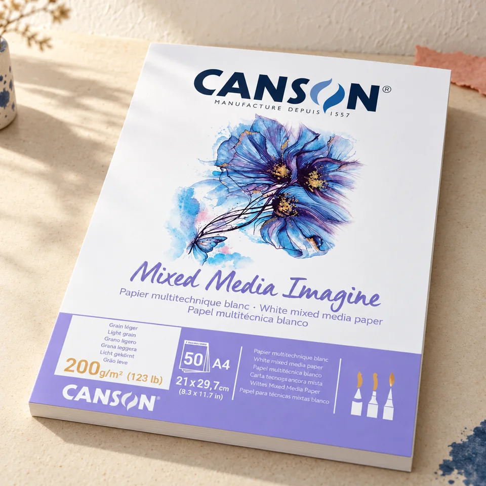 Canson — Imagine A4 de 50 feuilles de Canson, mise en situation dans un atelier de papier écru et corail
