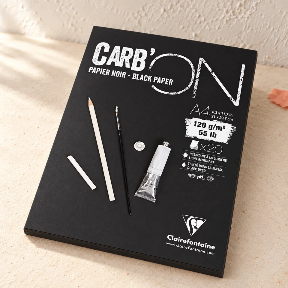Clairefontaine — Carb’ON noir A4 de Clairefontaine, mise en situation dans un atelier de papier écru et corail