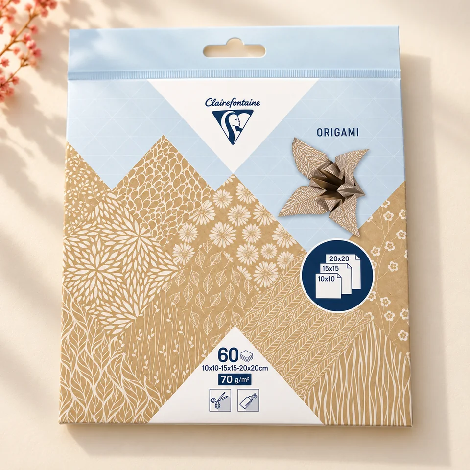 Clairefontaine — Floral sur Kraft en trois formats de Clairefontaine, mise en situation dans un atelier de papier écru et corail