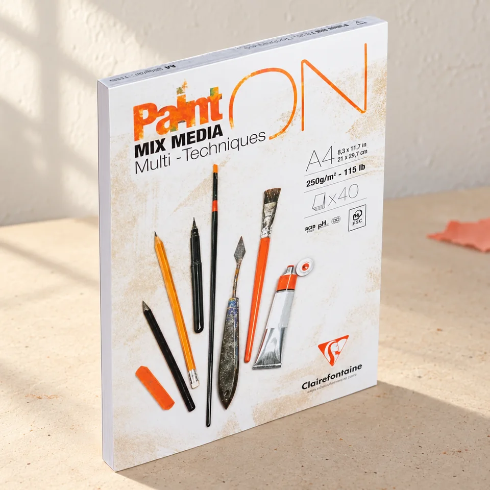 Clairefontaine — PaintON blanc A4 de Clairefontaine, mise en situation dans un atelier de papier écru et corail