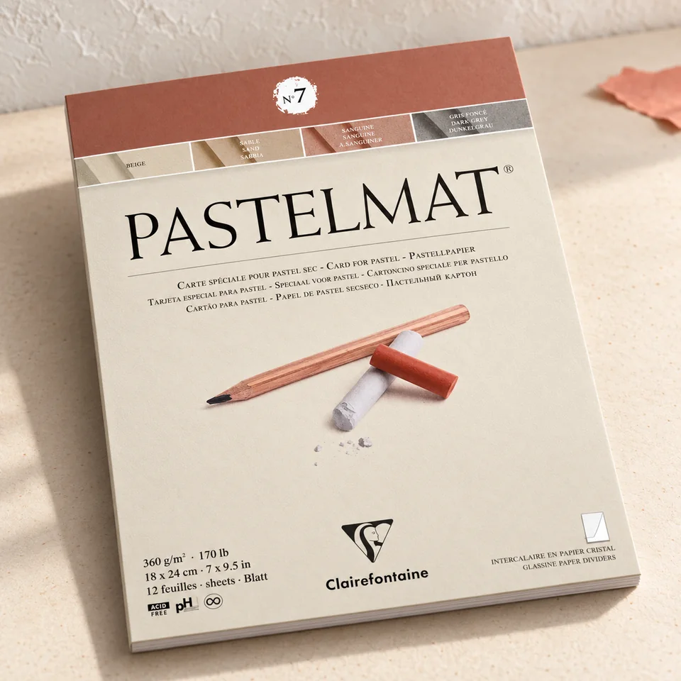 Clairefontaine — Pastelmat n° 7 de Clairefontaine, mise en situation dans un atelier de papier écru et corail