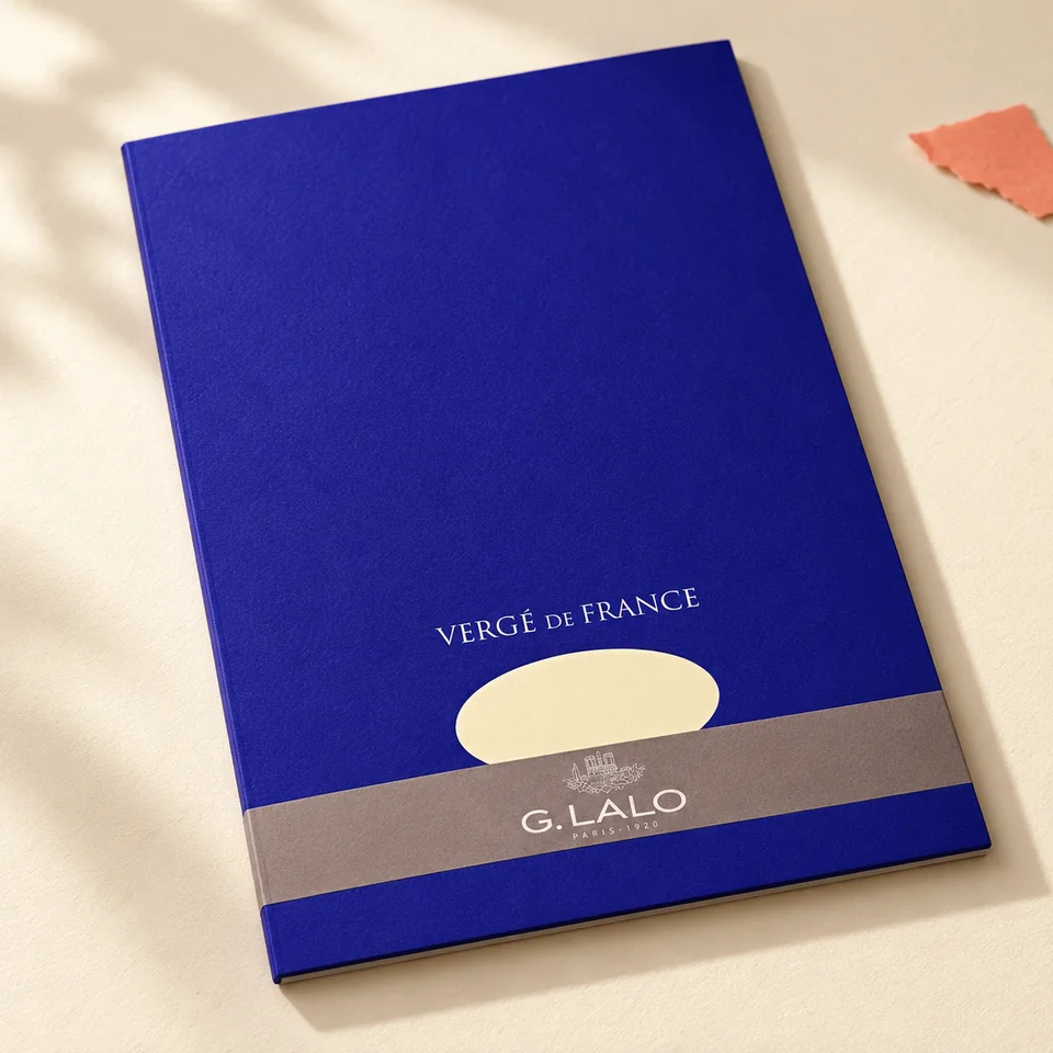 G. Lalo — bloc vergé ivoire, 50 feuilles de G. Lalo, mise en situation dans un atelier de papier écru et corail