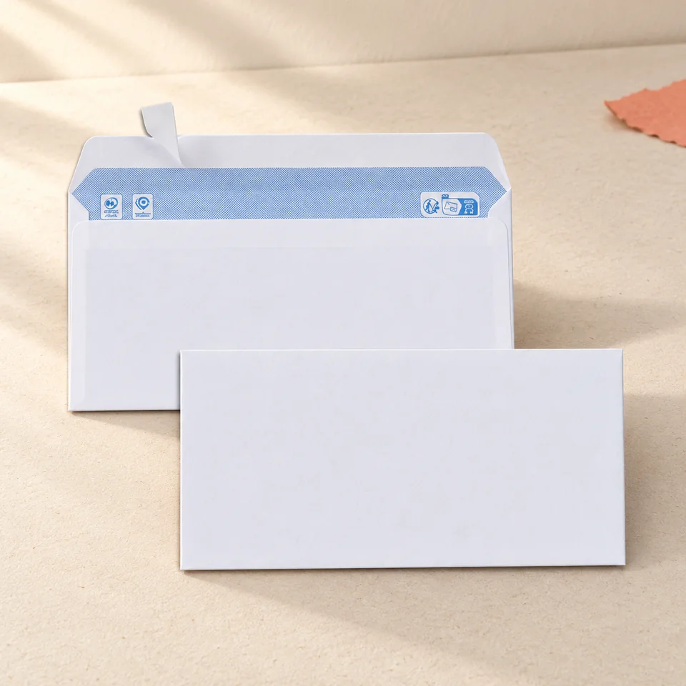 GPV — 500 enveloppes DL sans fenêtre de GPV, mise en situation dans un atelier de papier écru et corail