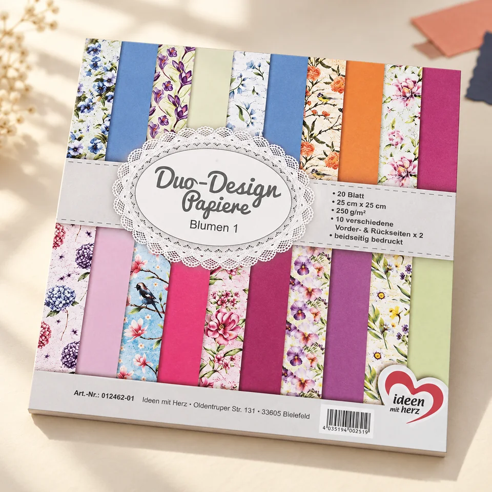Ideen mit Herz — Duo-Design Fleurs 01 de ideen mit herz, mise en situation dans un atelier de papier écru et corail