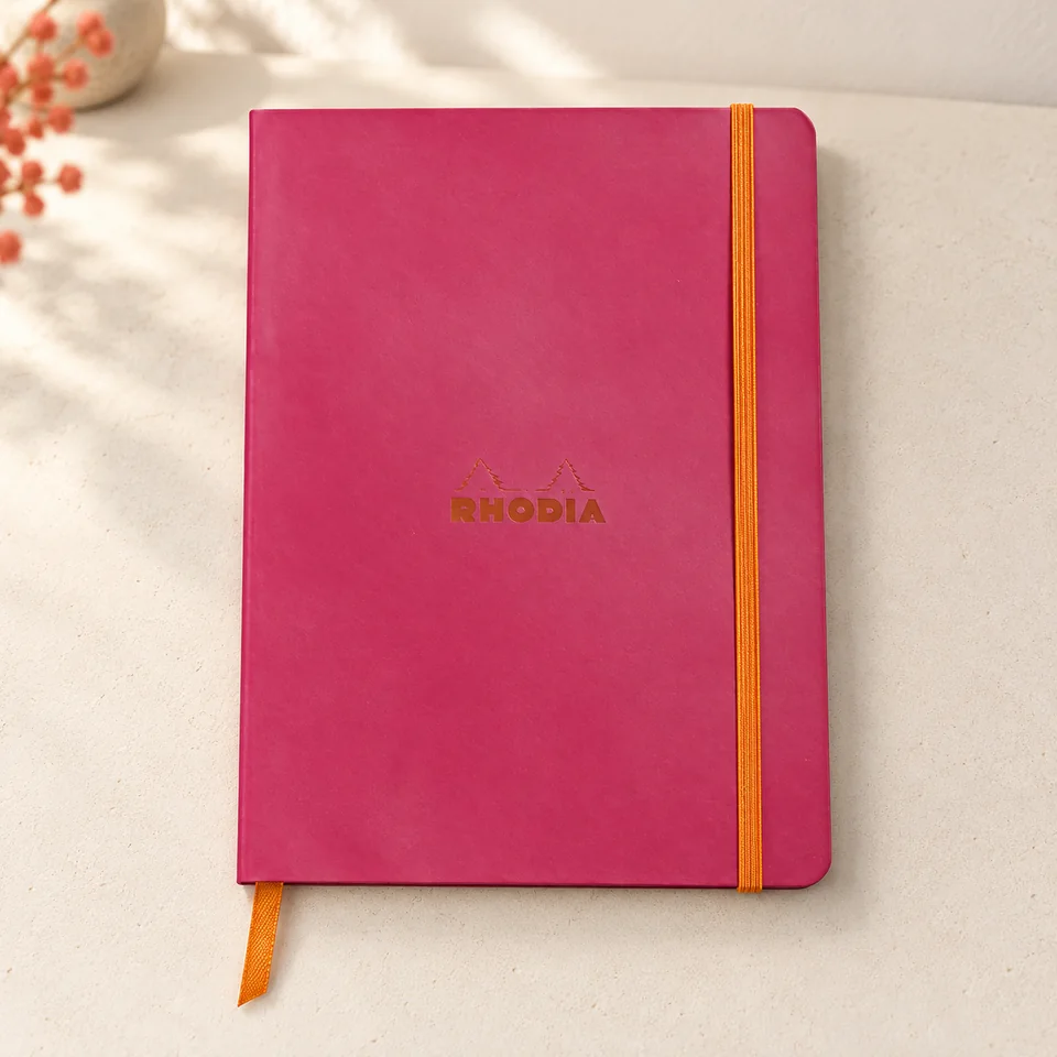 Rhodia — Rhodiarama souple framboise de Rhodia, mise en situation dans un atelier de papier écru et corail