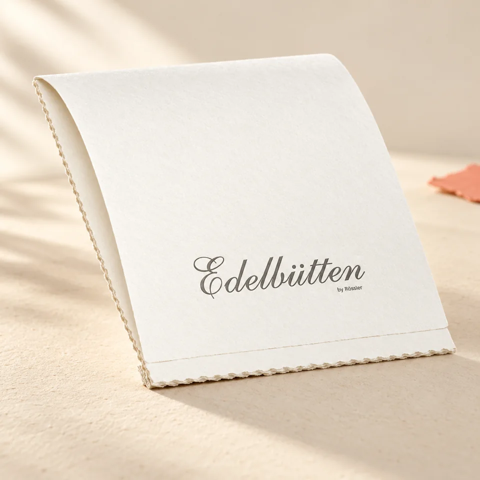 Rössler — bloc blanc vergé, 40 feuilles de Rössler, mise en situation dans un atelier de papier écru et corail