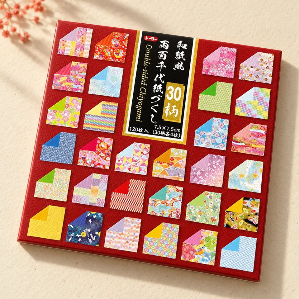 Toyo — Chiyogami réversible de 7,5 cm de Toyo, mise en situation dans un atelier de papier écru et corail