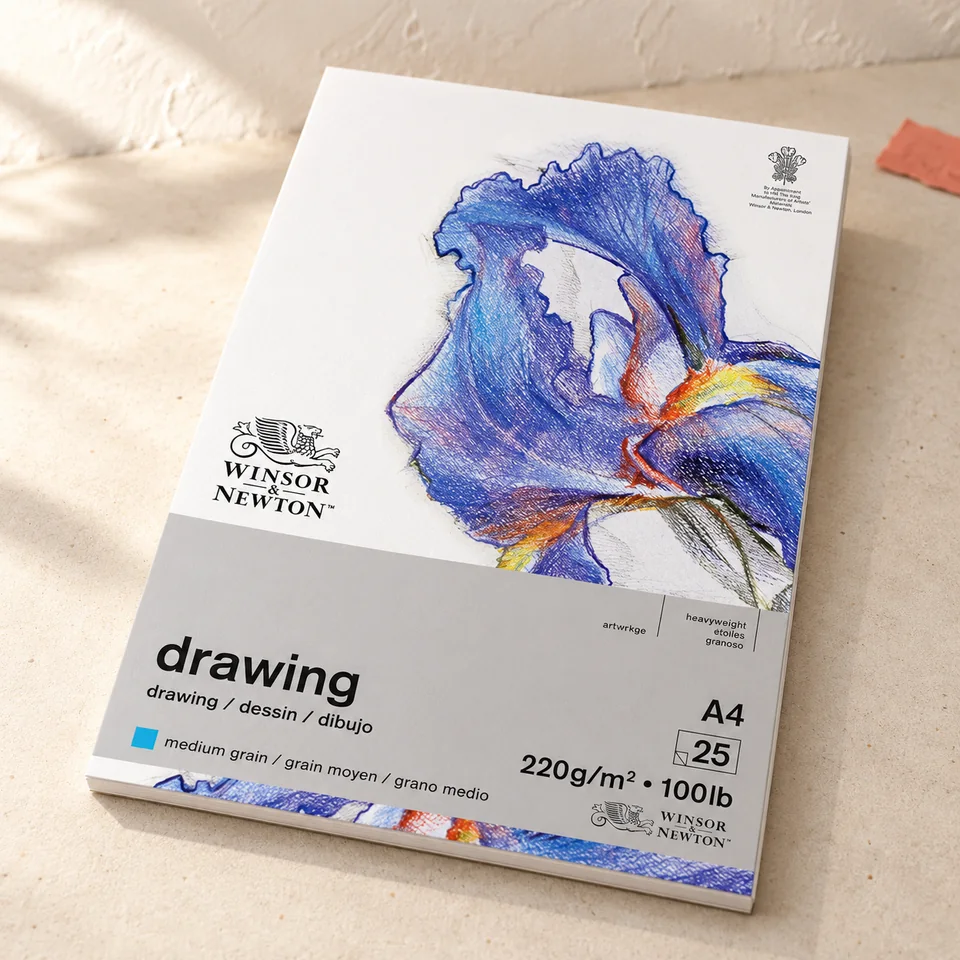 Winsor & Newton — dessin à grain moyen 220 g de Winsor & Newton, mise en situation dans un atelier de papier écru et corail